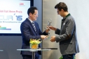 Dr. Rainer Trefelik übergibt den Mercur '15 an Philipp Sonnleitner von "Mikme GmbH" für den 1. Platz der Kategorie "IKT/Technik"