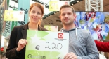 Centermanagerin Marie-Theres Skribanowitz mit Gewinner der 10er Gutscheindusche