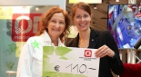 Centermanagerin Marie-Theres Skribanowitz mit Gewinner der 10er Gutscheindusche