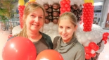 Zweifache Europameisterin im Balloon-Twisting Sabina Kellner mit Mariella Guttmann
