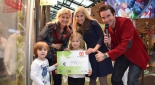 Gewinnerin mit Kindern und Philipp Pertl