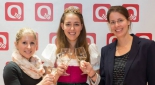 v.l.n.r. Döblinger Weinprinzessin 2015, Centermanagerin Marie-Theres Skribanowitz