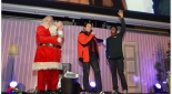 Auf der Bühne Moderator Philipp Pertl mit dem Coca-Cola Weihnachtsmann und Fußballstar David Alaba, Copyright @ Sebek M.
