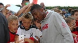 David Alaba unterschreibt Autogramme