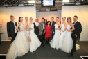 Ein Gruppenfoto mit den Models der Brautmodenschau, der Veranstallterin und Philipp Pertl