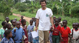 Stefan Pleger mit Kindern in Uganda